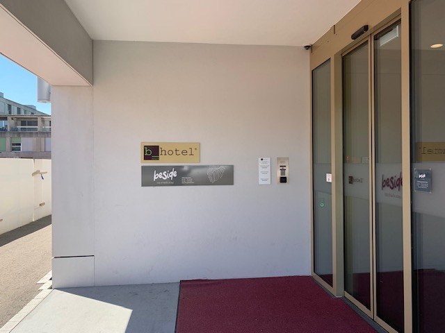 Eingang der Geschäftsstelle im b_smart hotel Arbon